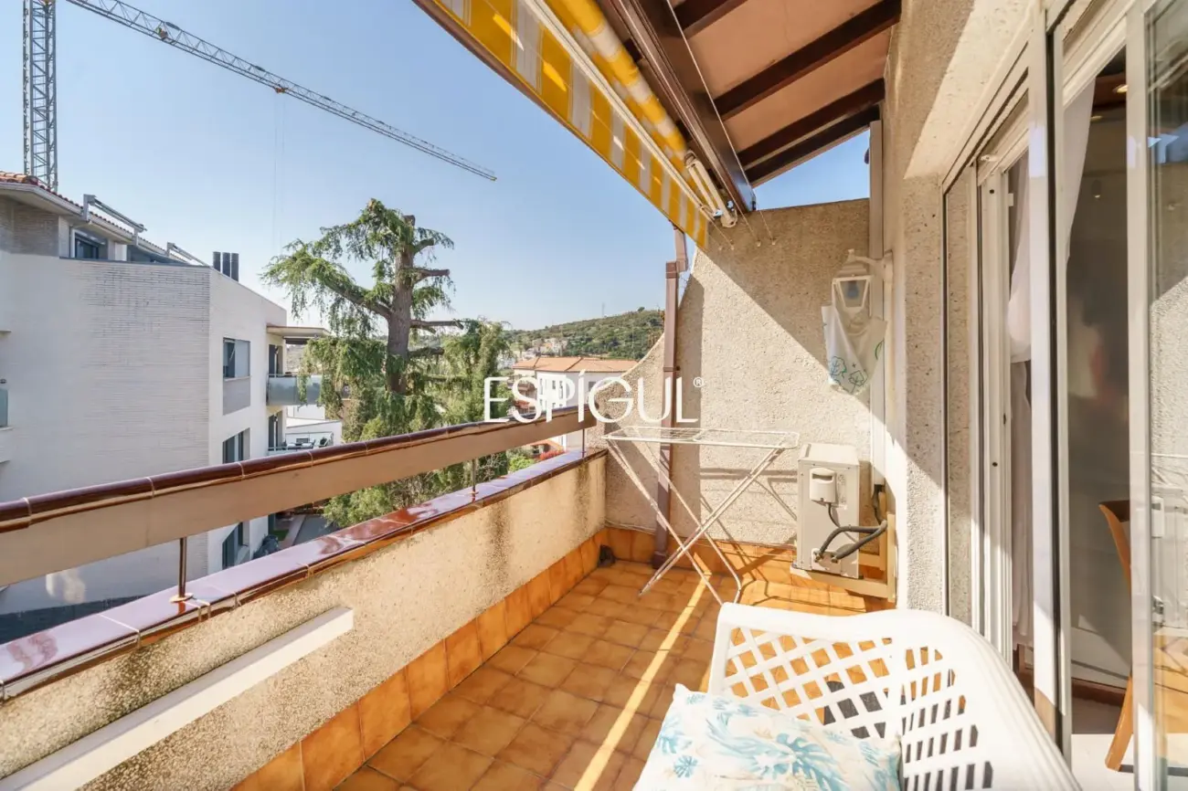 Fantástica casa esquinera de 4 habitaciones con zona comunitaria y piscina en Tiana