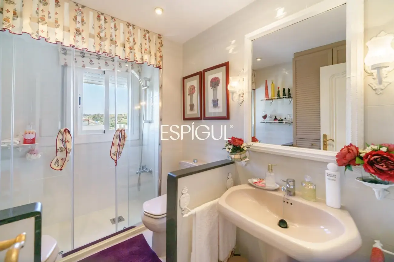 Fantástica casa esquinera de 4 habitaciones con zona comunitaria y piscina en Tiana