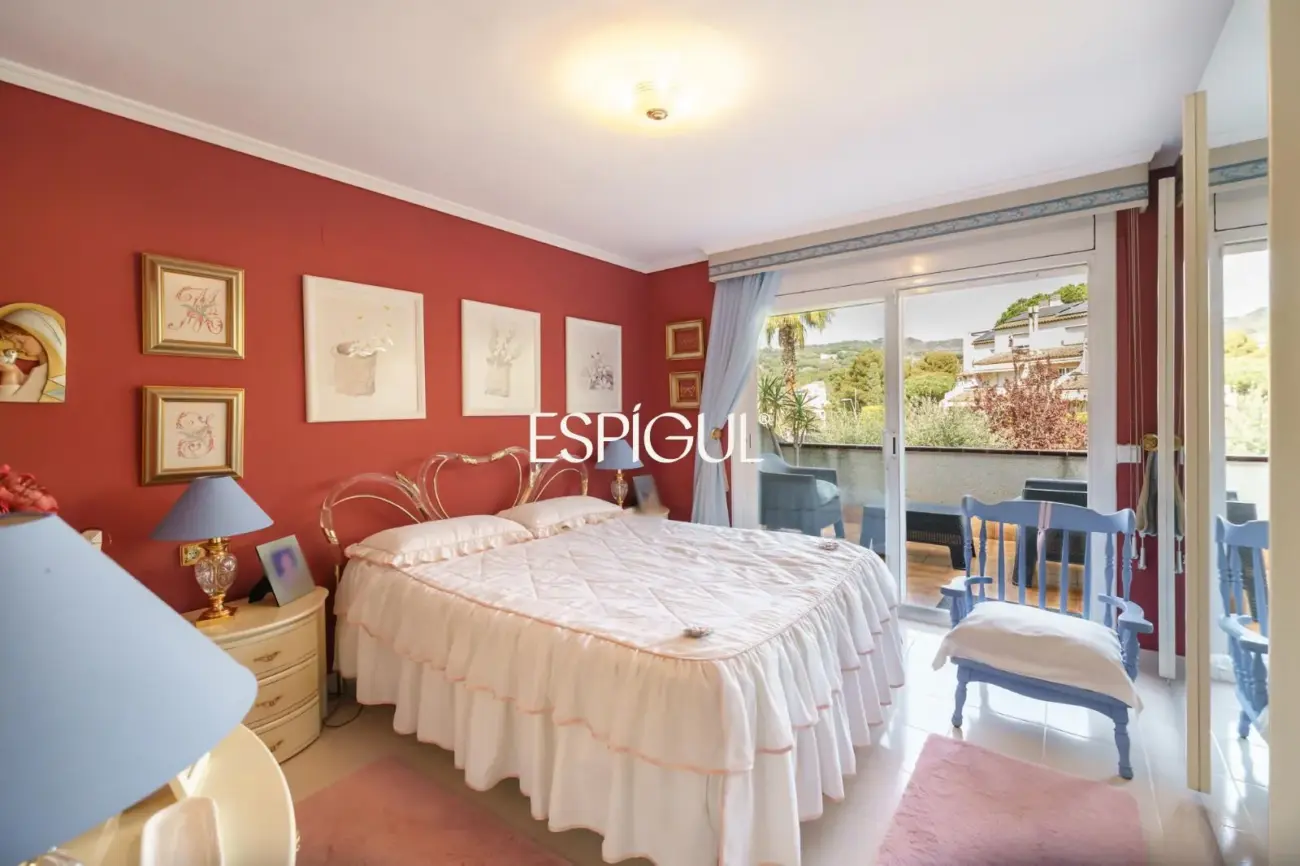 Fantástica casa esquinera de 4 habitaciones con zona comunitaria y piscina en Tiana