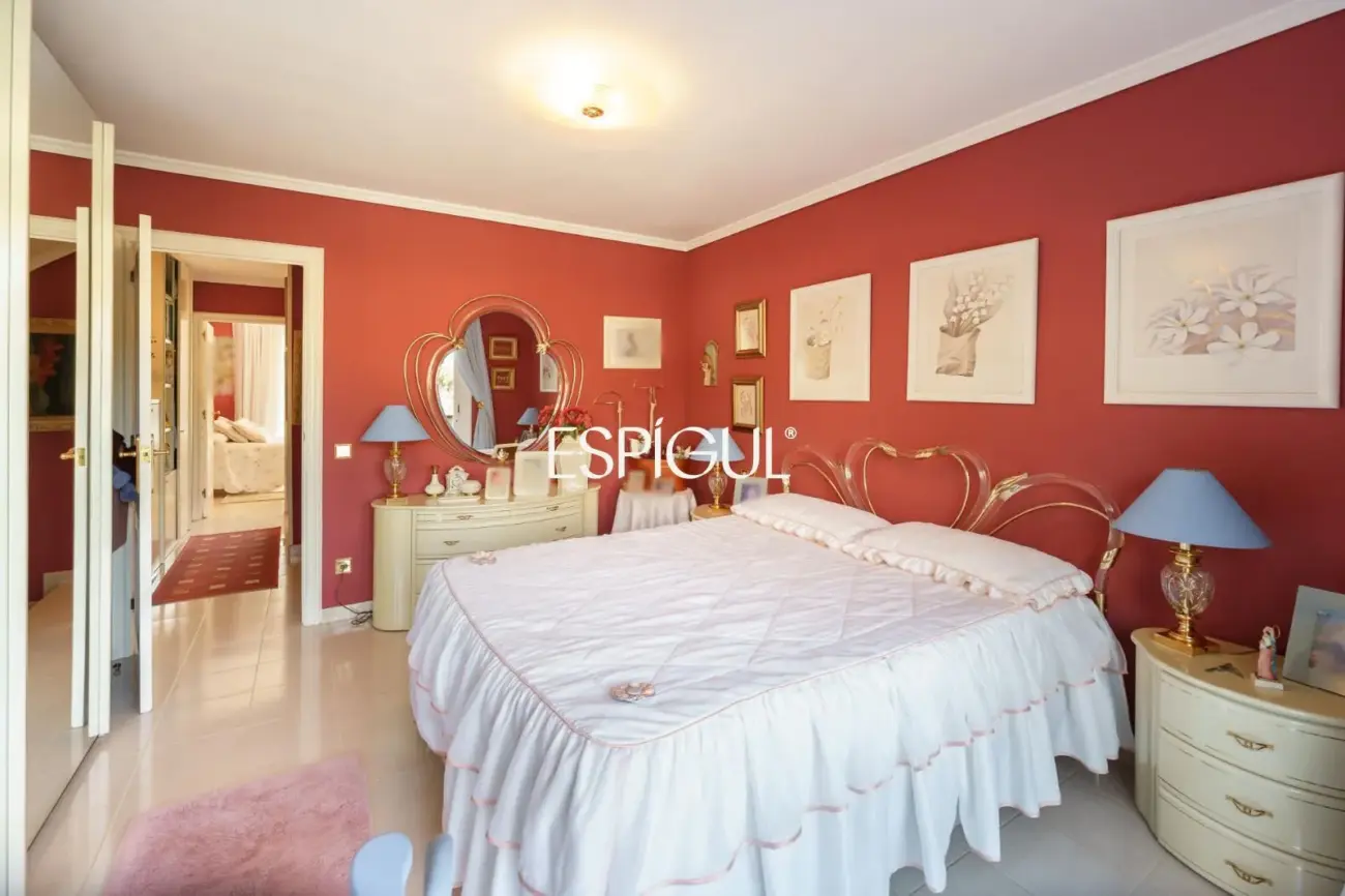 Fantástica casa esquinera de 4 habitaciones con zona comunitaria y piscina en Tiana