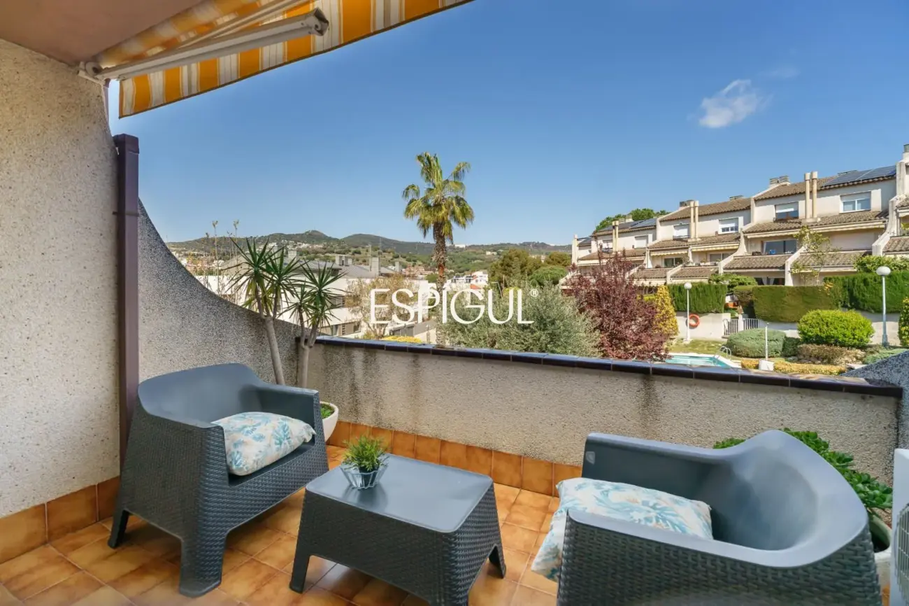 Fantástica casa esquinera de 4 habitaciones con zona comunitaria y piscina en Tiana