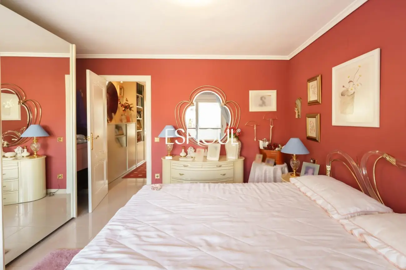 Fantástica casa esquinera de 4 habitaciones con zona comunitaria y piscina en Tiana