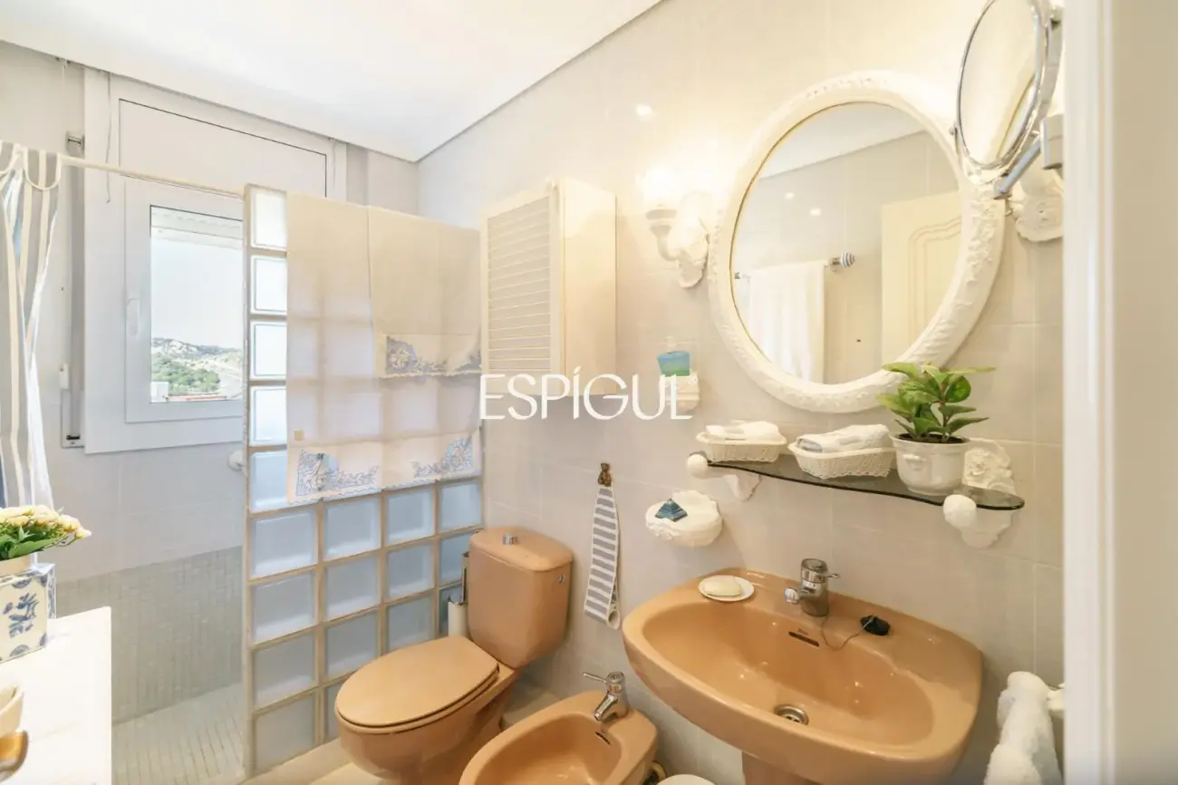 Fantástica casa esquinera de 4 habitaciones con zona comunitaria y piscina en Tiana