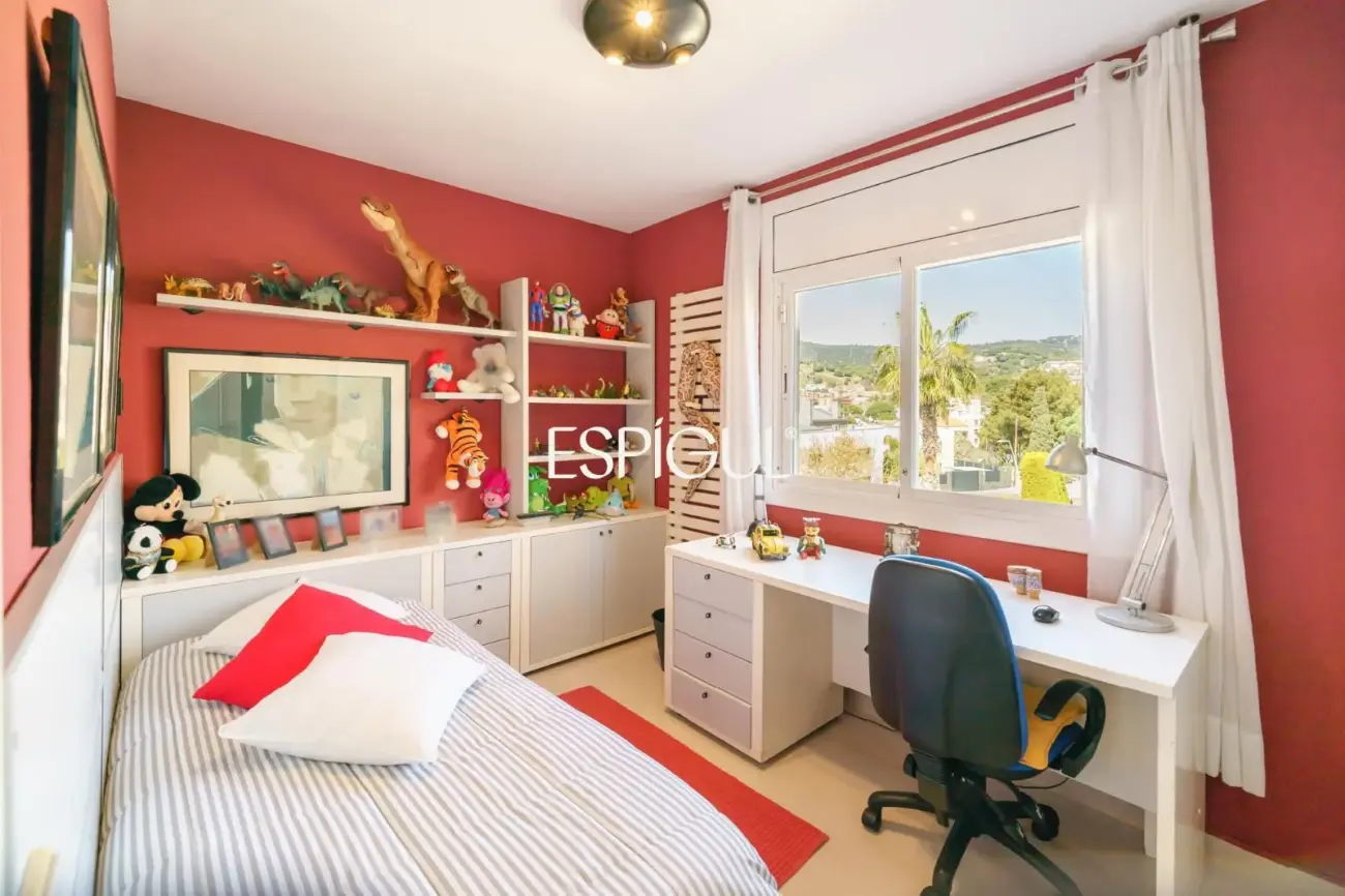 Fantástica casa esquinera de 4 habitaciones con zona comunitaria y piscina en Tiana