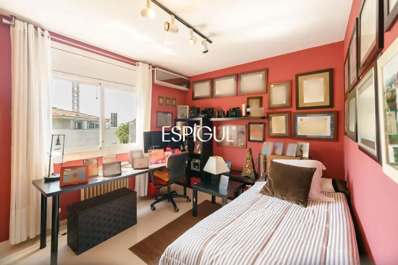 Fantástica casa esquinera de 4 habitaciones con zona comunitaria y piscina en Tiana