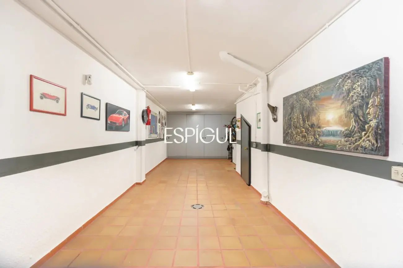 Fantástica casa esquinera de 4 habitaciones con zona comunitaria y piscina en Tiana