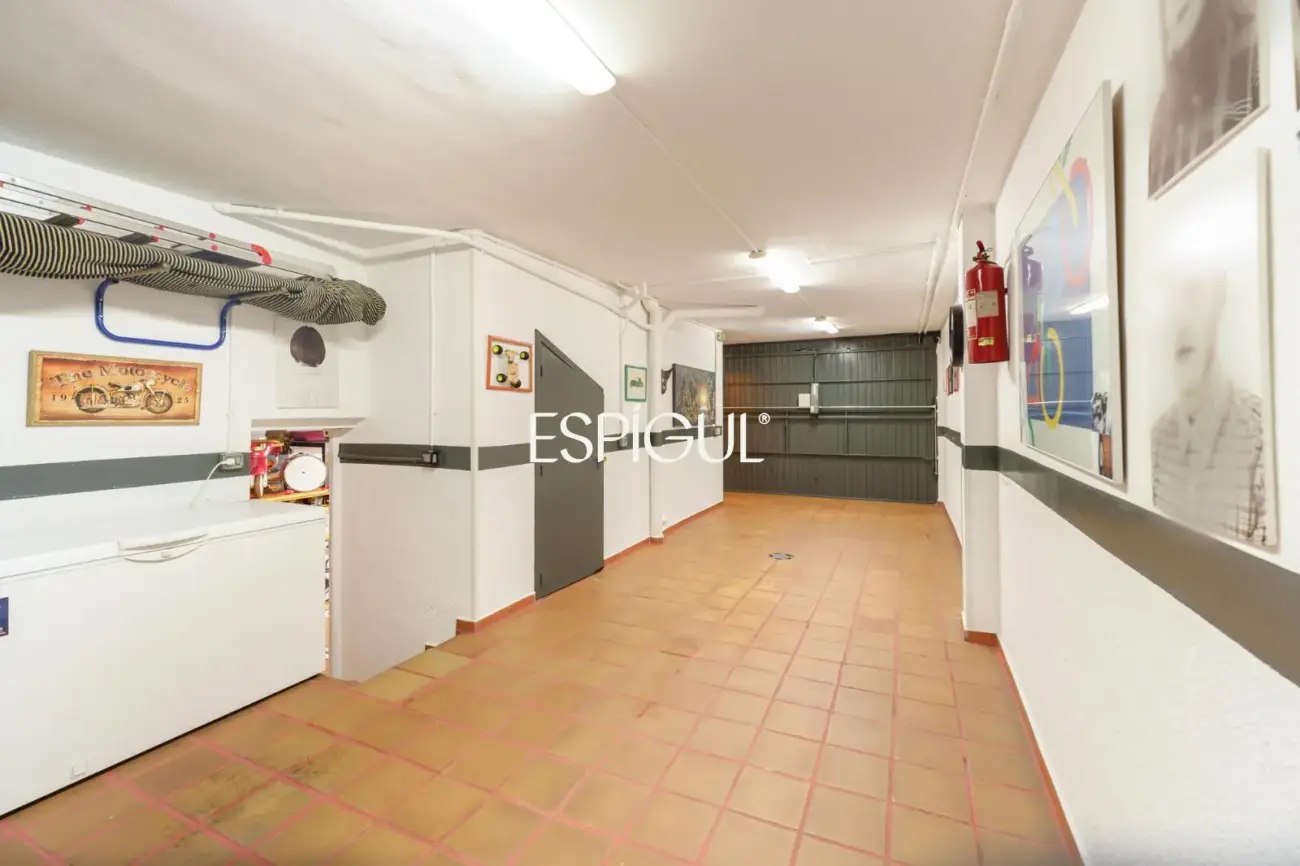 Fantástica casa esquinera de 4 habitaciones con zona comunitaria y piscina en Tiana