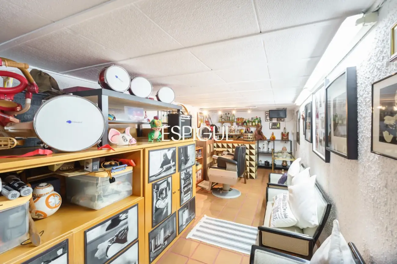 Fantástica casa esquinera de 4 habitaciones con zona comunitaria y piscina en Tiana