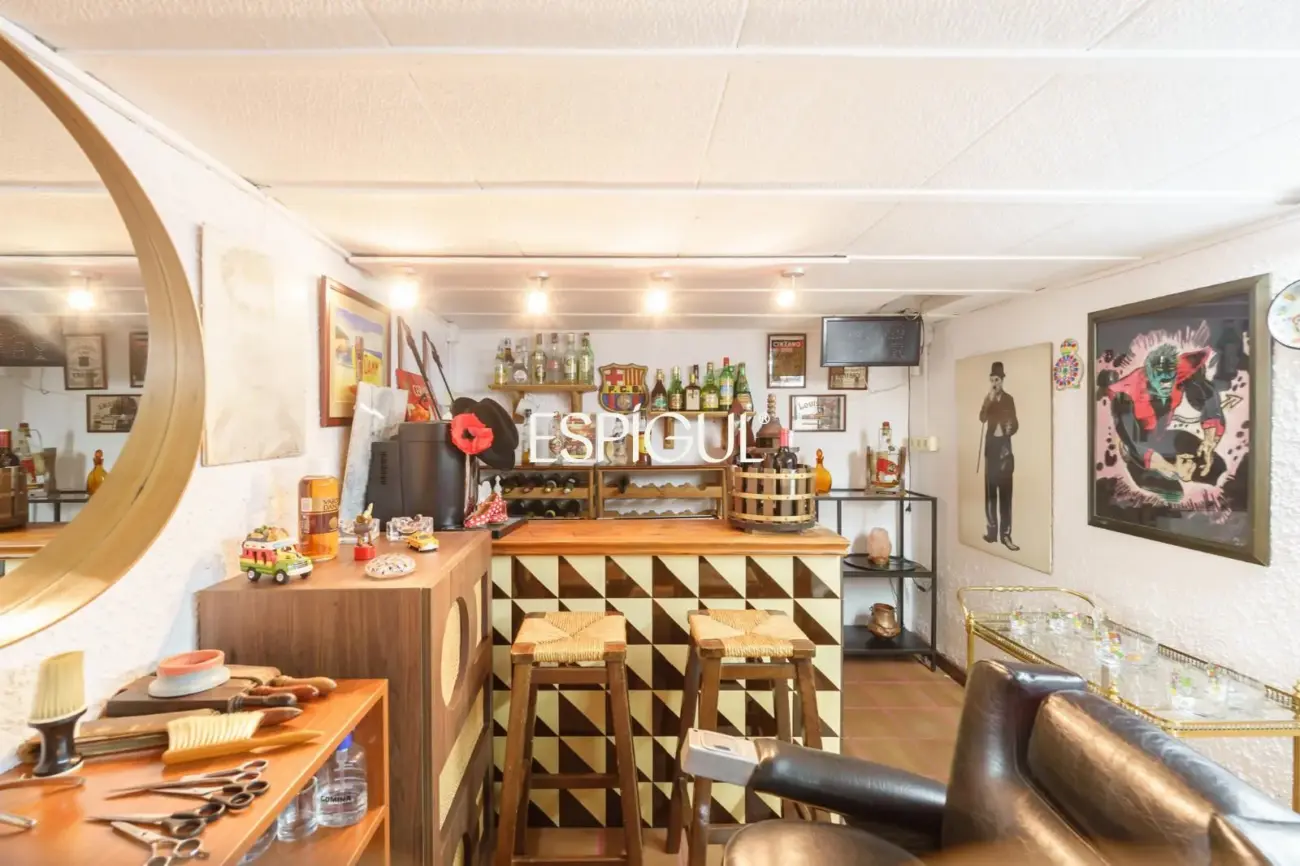 Fantástica casa esquinera de 4 habitaciones con zona comunitaria y piscina en Tiana