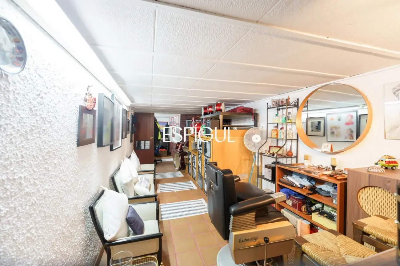 Fantástica casa esquinera de 4 habitaciones con zona comunitaria y piscina en Tiana