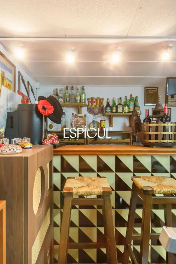 Fantástica casa esquinera de 4 habitaciones con zona comunitaria y piscina en Tiana