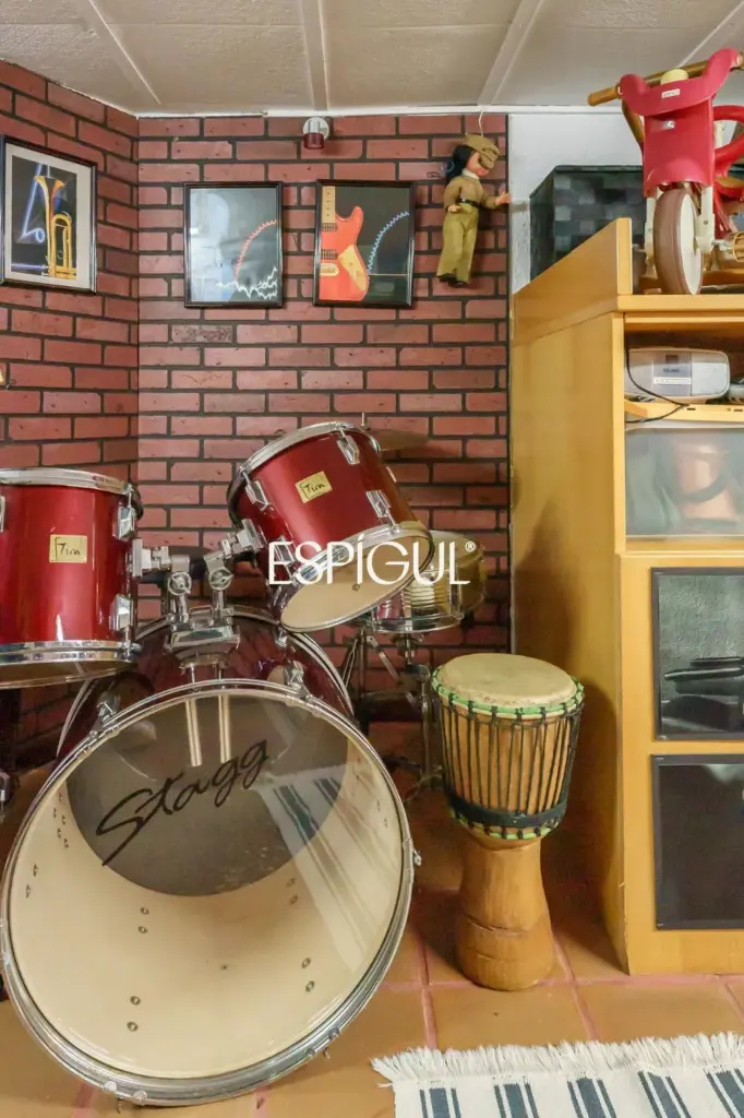 Fantástica casa esquinera de 4 habitaciones con zona comunitaria y piscina en Tiana