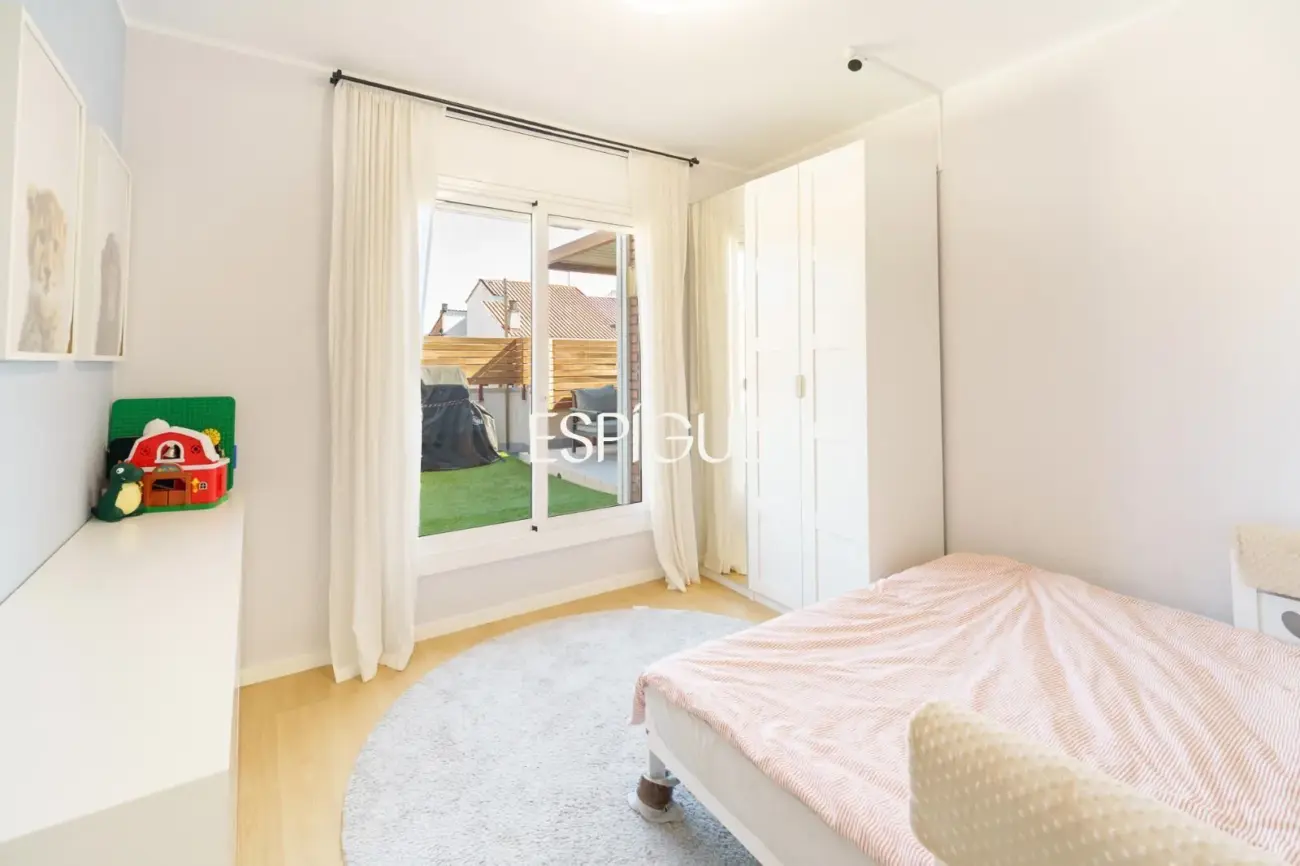 Piso con magnífica terraza a tres vientos totalmente reformado en l’Eixample.