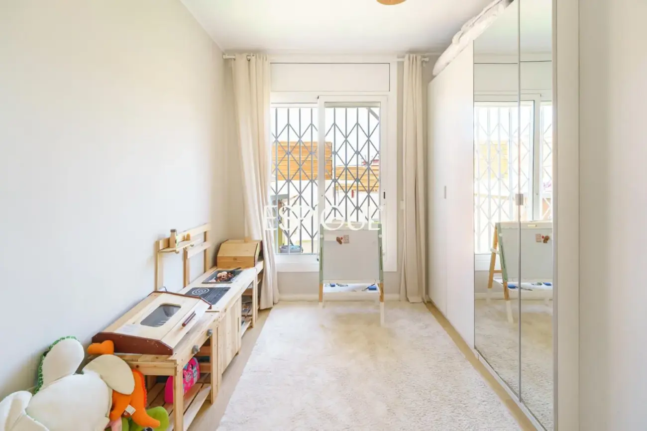 Piso con magnífica terraza a tres vientos totalmente reformado en l’Eixample.