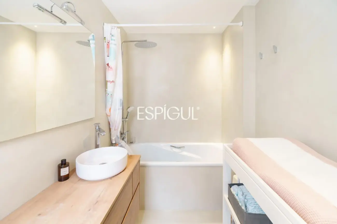 Piso con magnífica terraza a tres vientos totalmente reformado en l’Eixample.