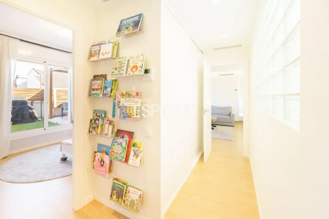 Piso con magnífica terraza a tres vientos totalmente reformado en l’Eixample.