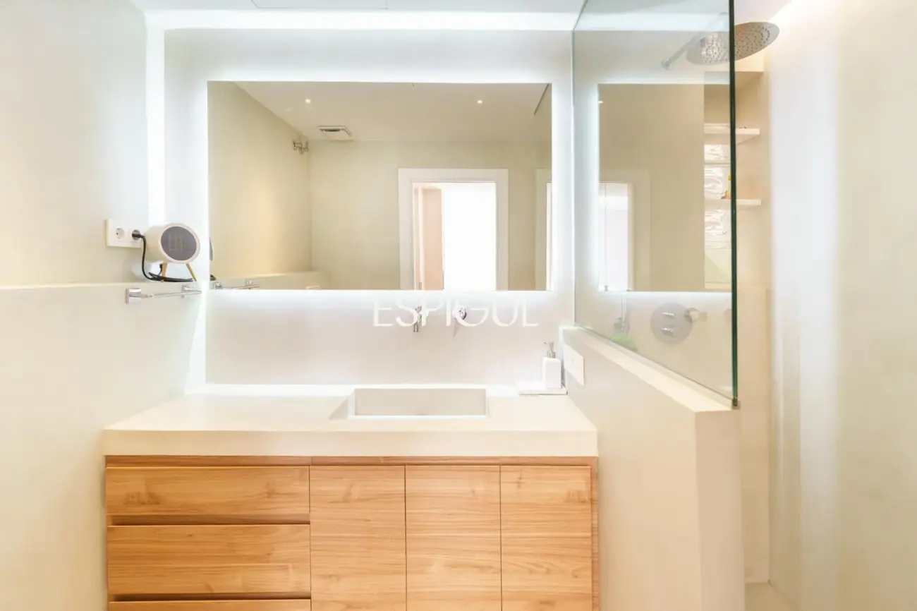 Piso con magnífica terraza a tres vientos totalmente reformado en l’Eixample.