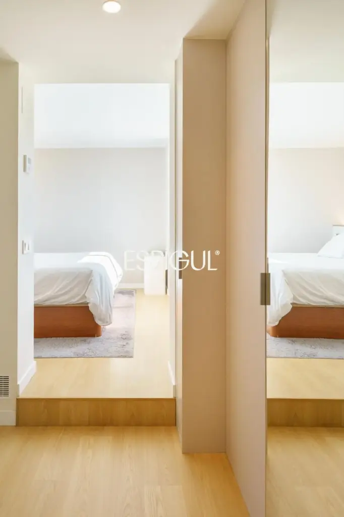 Piso con magnífica terraza a tres vientos totalmente reformado en l’Eixample.