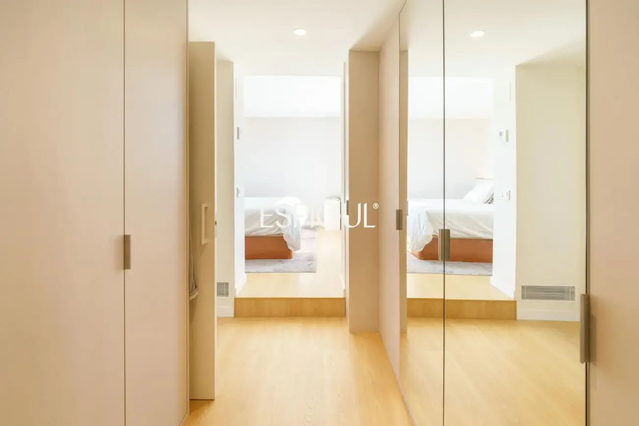 Piso con magnífica terraza a tres vientos totalmente reformado en l’Eixample.