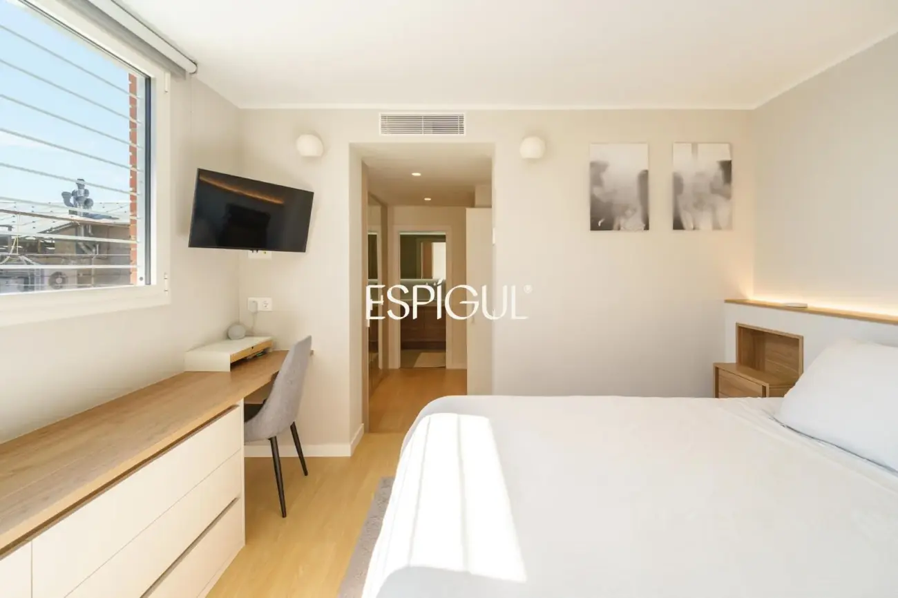 Piso con magnífica terraza a tres vientos totalmente reformado en l’Eixample.