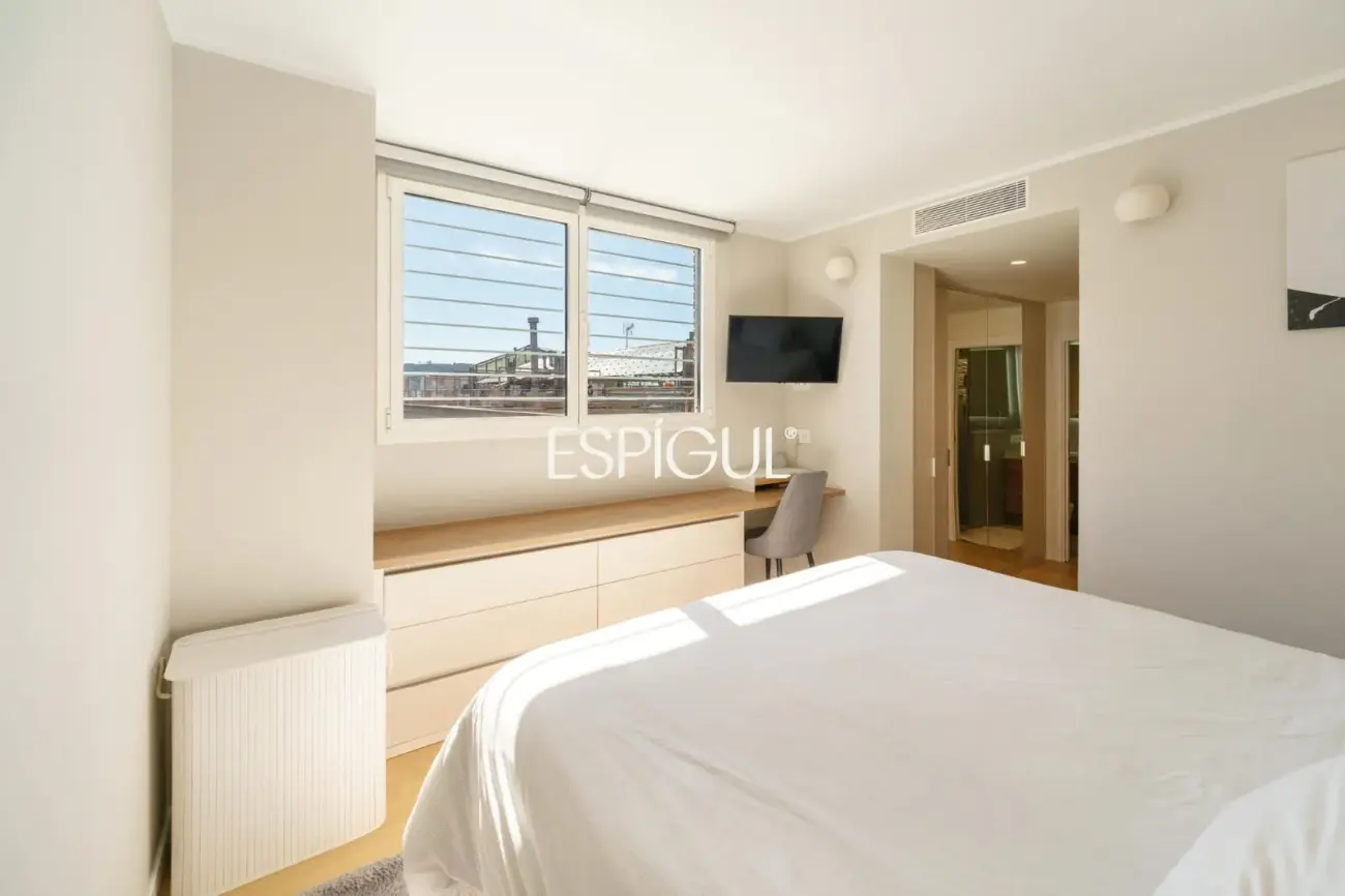 Piso con magnífica terraza a tres vientos totalmente reformado en l’Eixample.