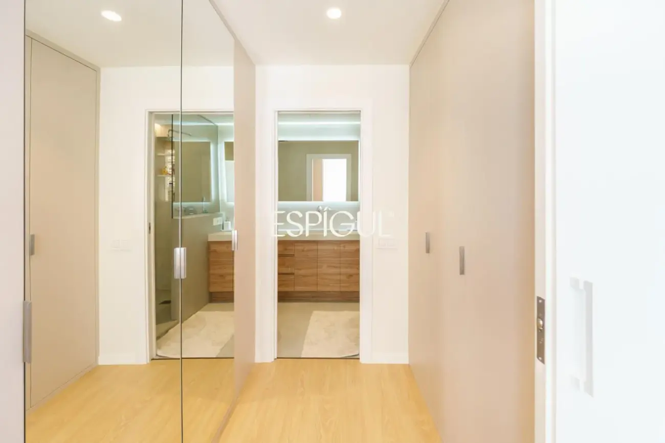 Piso con magnífica terraza a tres vientos totalmente reformado en l’Eixample.