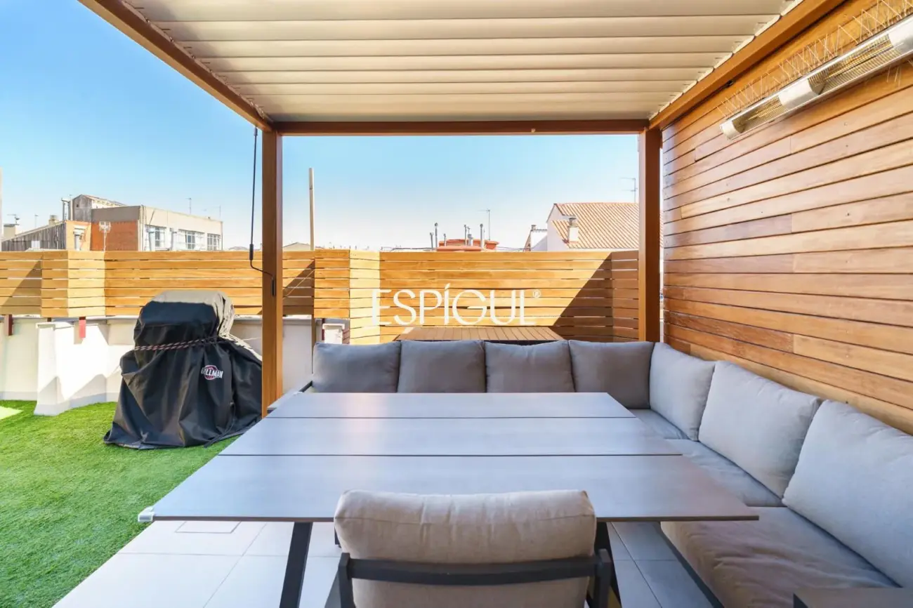 Piso con magnífica terraza a tres vientos totalmente reformado en l’Eixample.