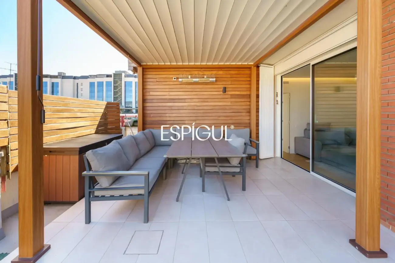 Piso con magnífica terraza a tres vientos totalmente reformado en l’Eixample.