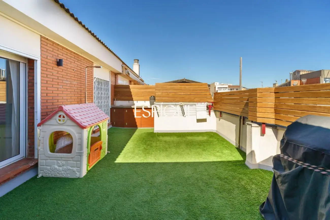 Piso con magnífica terraza a tres vientos totalmente reformado en l’Eixample.