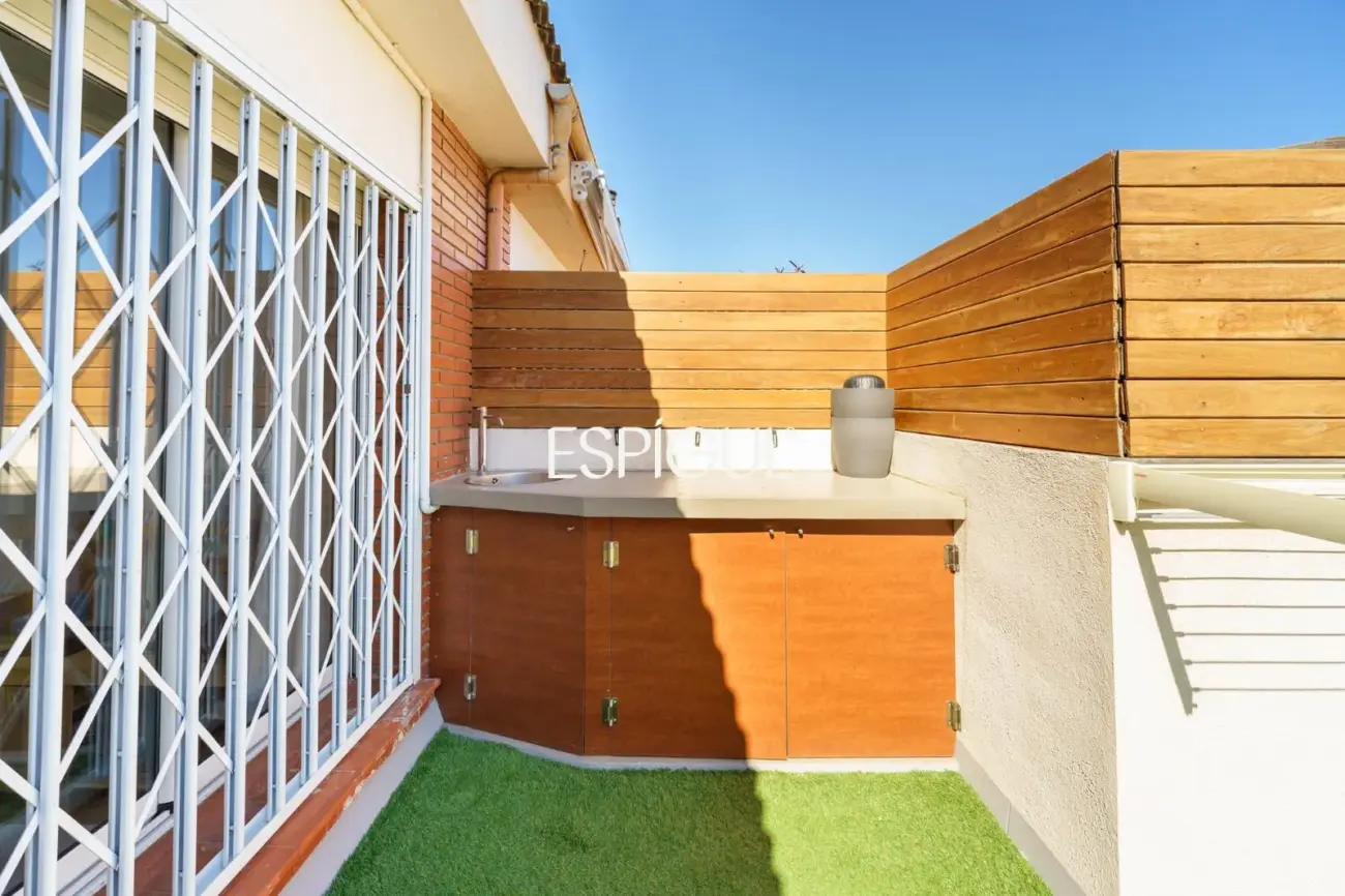Piso con magnífica terraza a tres vientos totalmente reformado en l’Eixample.