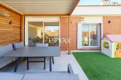 Piso con magnífica terraza a tres vientos totalmente reformado en l’Eixample.