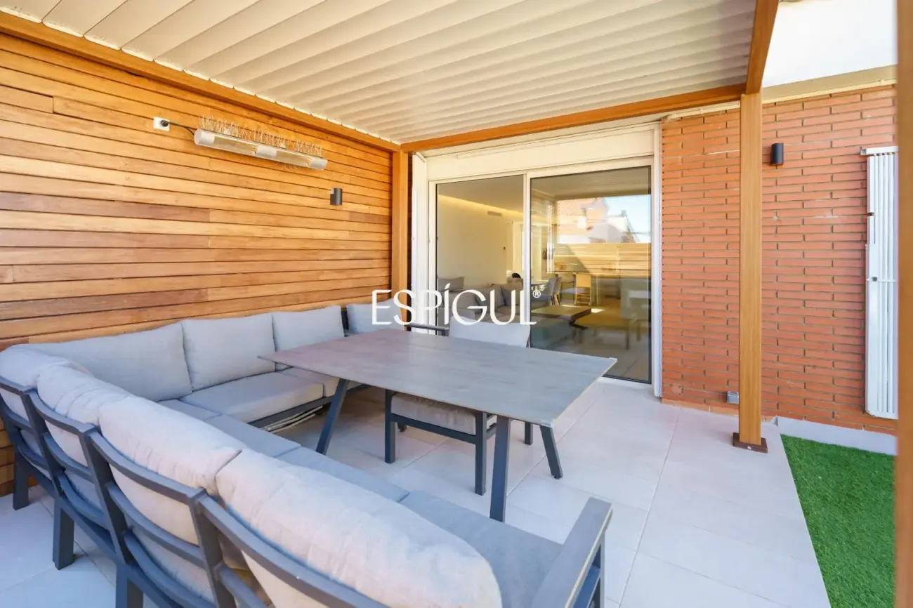 Piso con magnífica terraza a tres vientos totalmente reformado en l’Eixample.