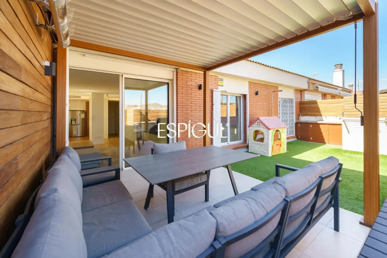 Piso con magnífica terraza a tres vientos totalmente reformado en l’Eixample.