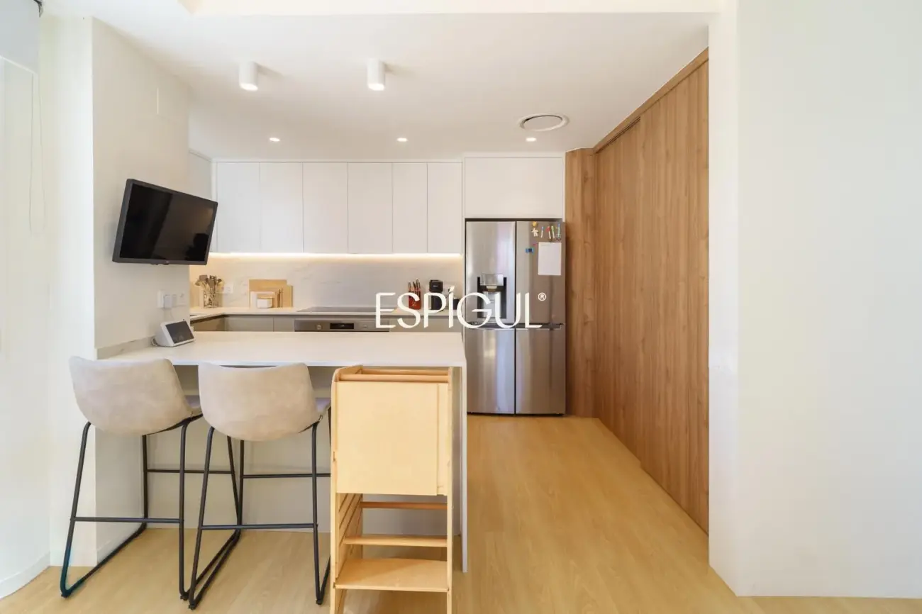 Piso con magnífica terraza a tres vientos totalmente reformado en l’Eixample.