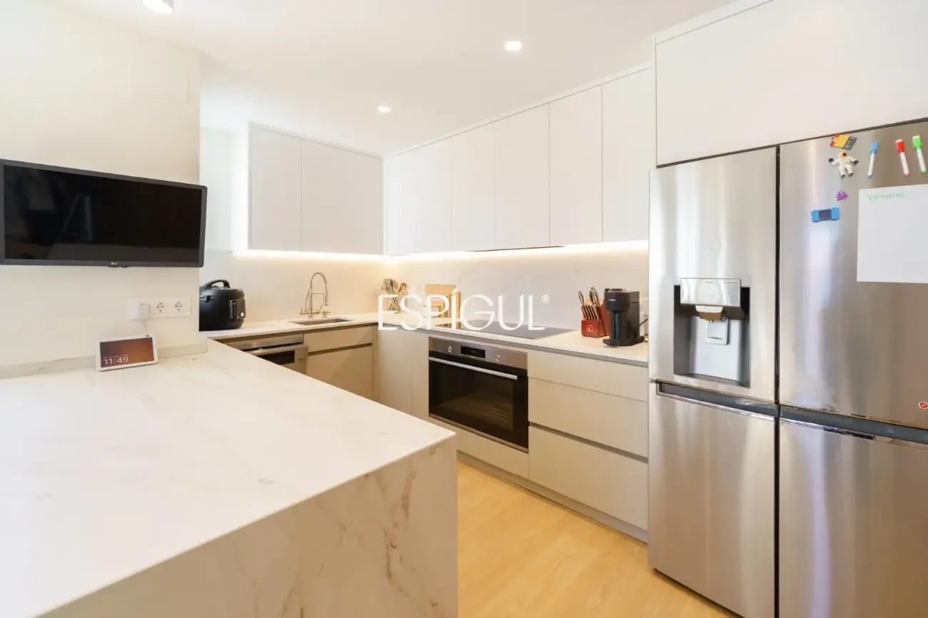 Piso con magnífica terraza a tres vientos totalmente reformado en l’Eixample.