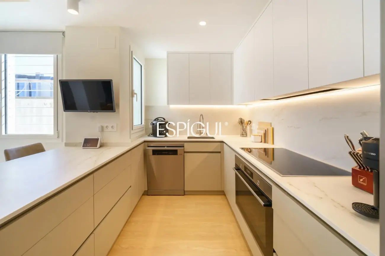 Piso con magnífica terraza a tres vientos totalmente reformado en l’Eixample.