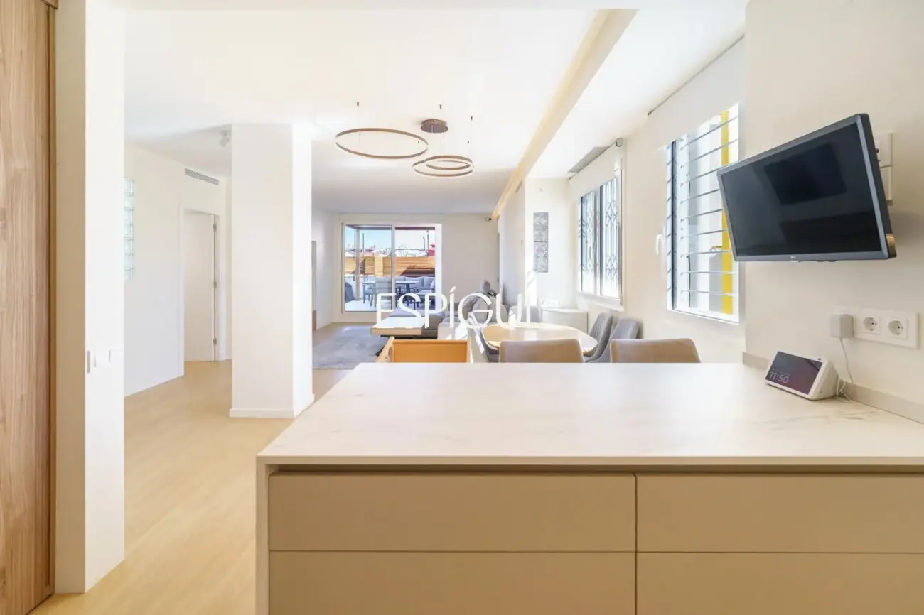 Piso con magnífica terraza a tres vientos totalmente reformado en l’Eixample.