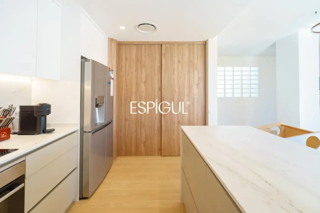 Piso con magnífica terraza a tres vientos totalmente reformado en l’Eixample.