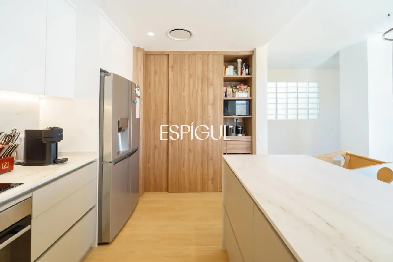 Piso con magnífica terraza a tres vientos totalmente reformado en l’Eixample.