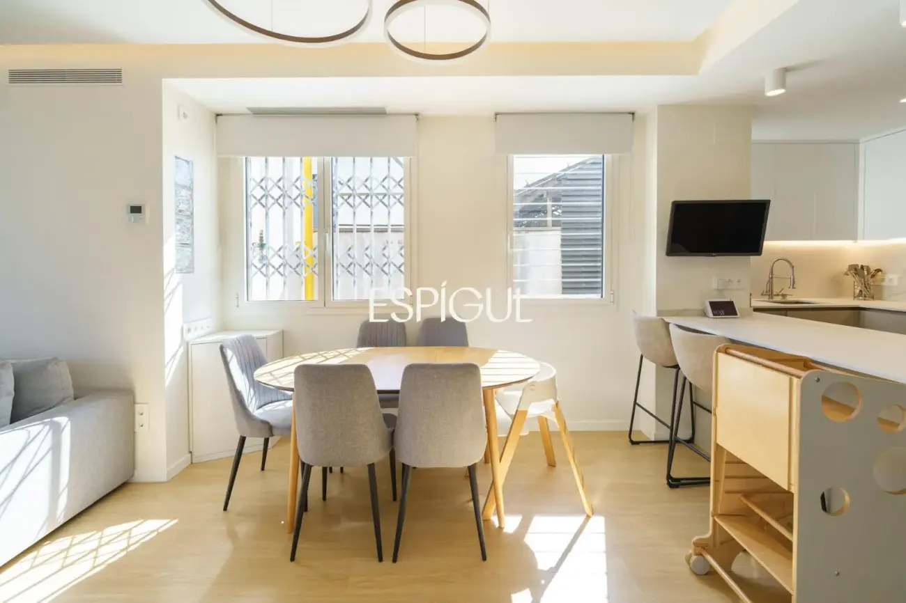 Piso con magnífica terraza a tres vientos totalmente reformado en l’Eixample.