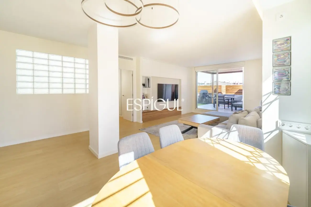 Piso con magnífica terraza a tres vientos totalmente reformado en l’Eixample.