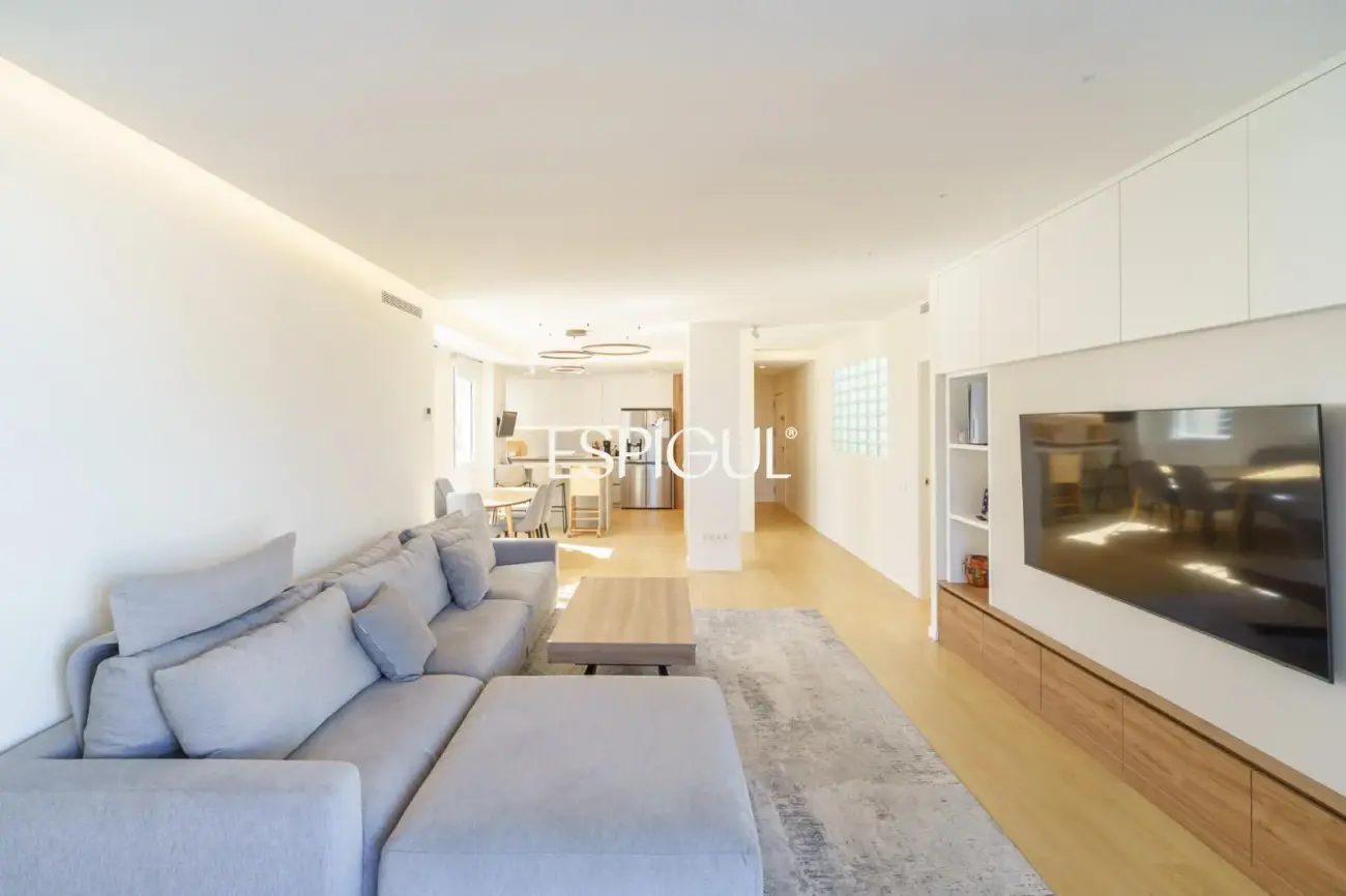 Piso con magnífica terraza a tres vientos totalmente reformado en l’Eixample.