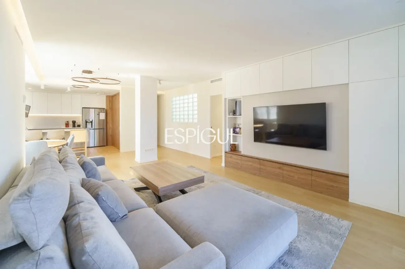 Piso con magnífica terraza a tres vientos totalmente reformado en l’Eixample.