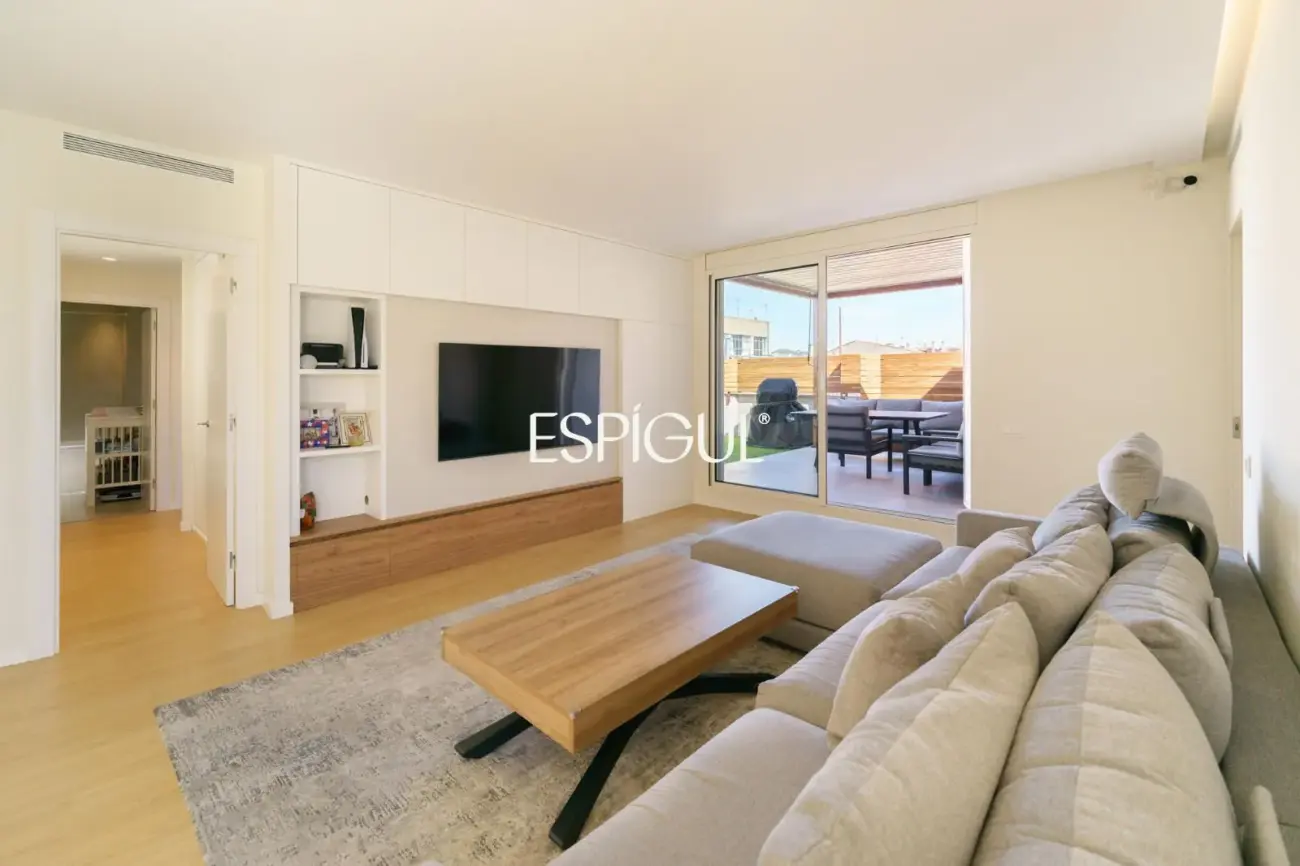 Piso con magnífica terraza a tres vientos totalmente reformado en l’Eixample.