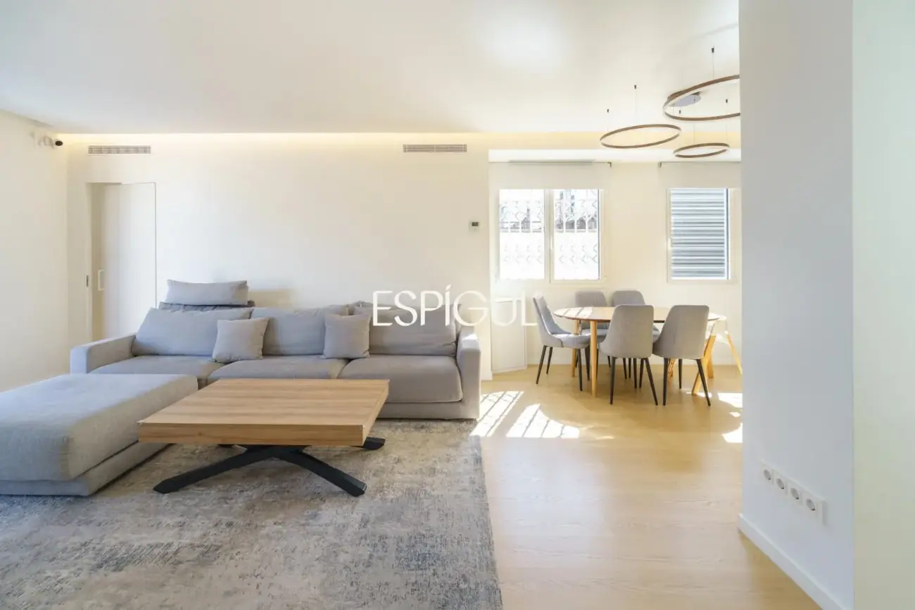 Piso con magnífica terraza a tres vientos totalmente reformado en l’Eixample.