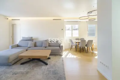 Piso con magnífica terraza a tres vientos totalmente reformado en l’Eixample.