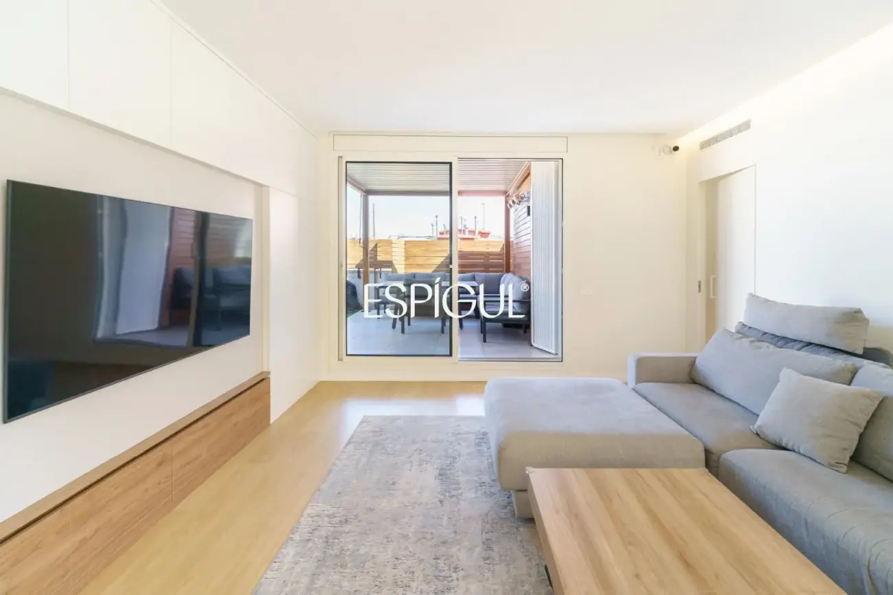 Piso con magnífica terraza a tres vientos totalmente reformado en l’Eixample.