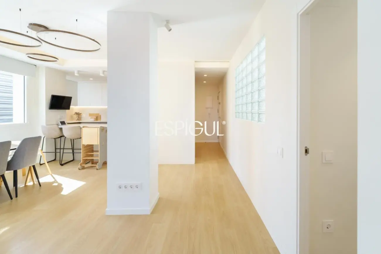 Piso con magnífica terraza a tres vientos totalmente reformado en l’Eixample.