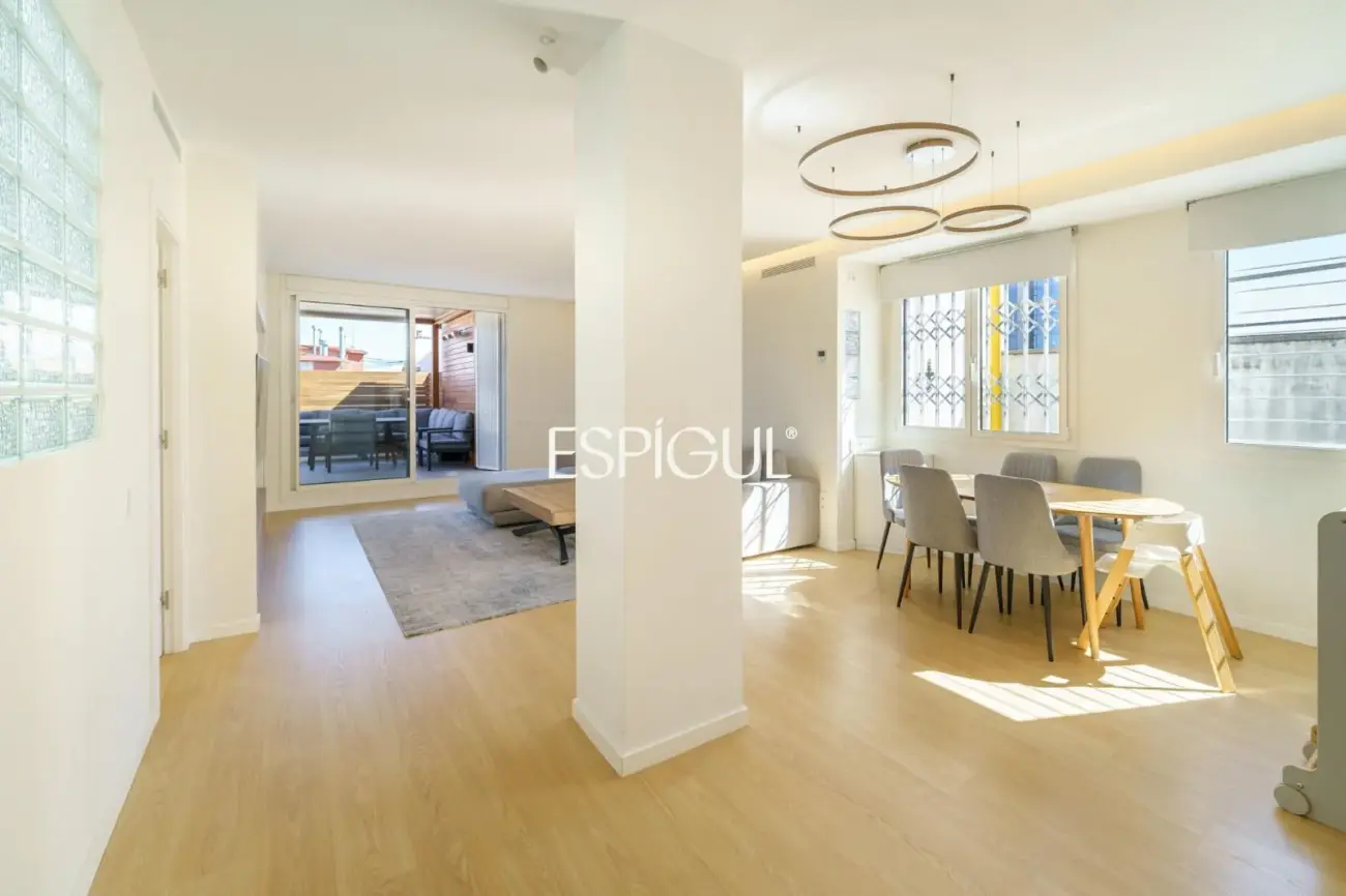 Piso con magnífica terraza a tres vientos totalmente reformado en l’Eixample.