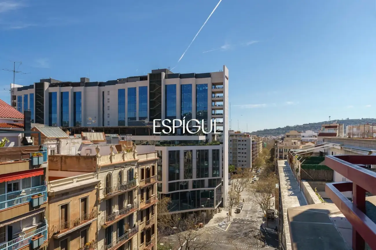 Piso con magnífica terraza a tres vientos totalmente reformado en l’Eixample.